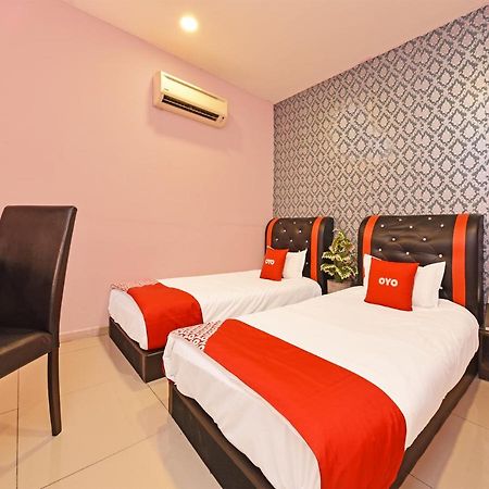Oyo 44103 8 Hotel Nilai Exterior foto