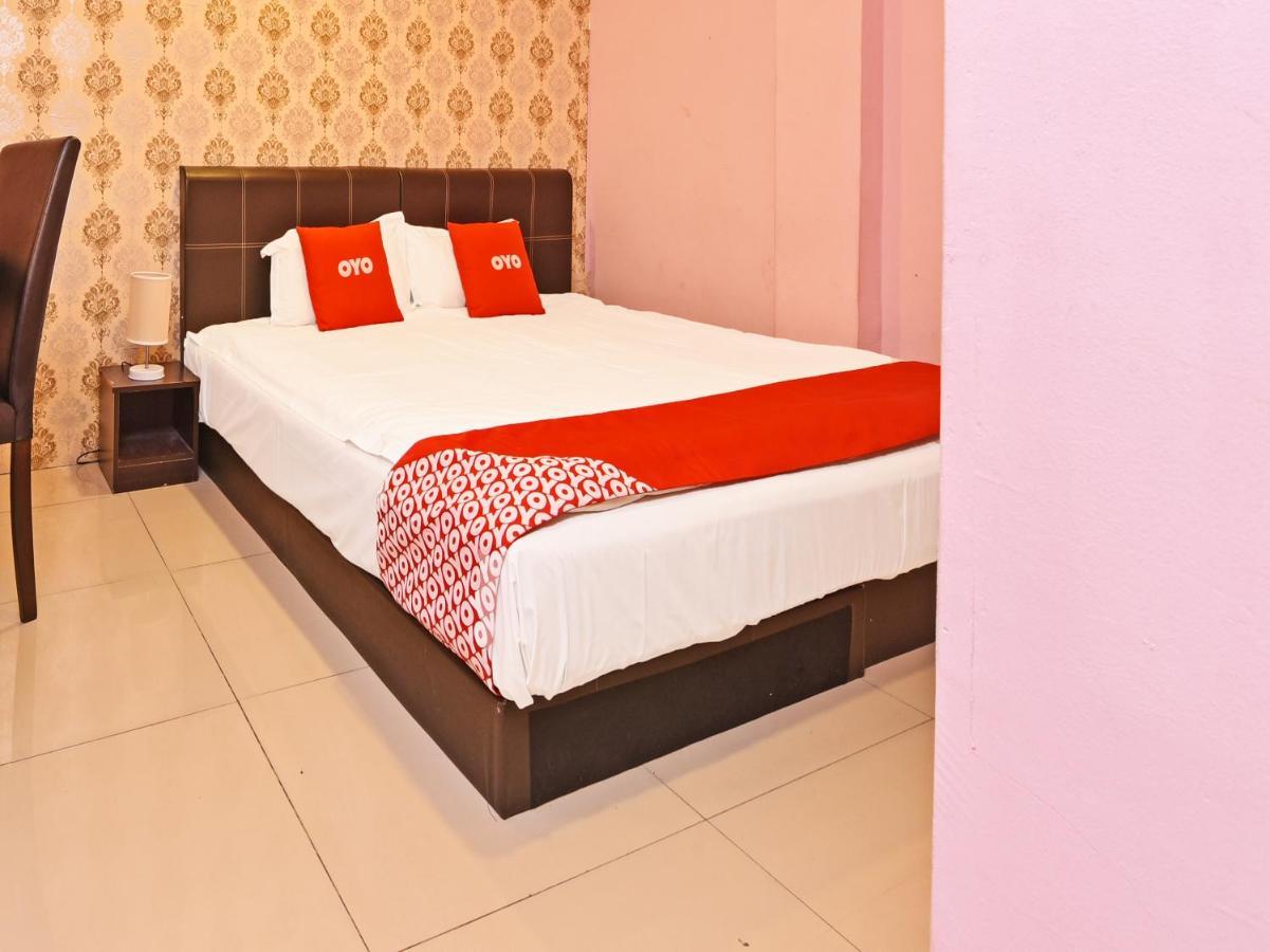 Oyo 44103 8 Hotel Nilai Exterior foto